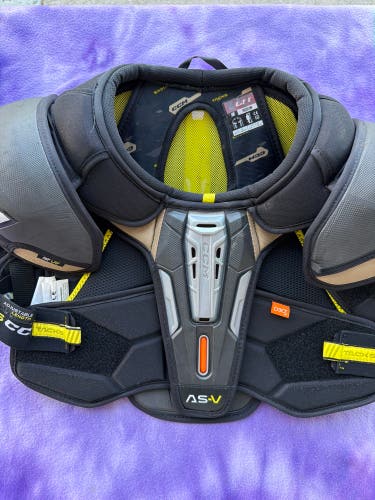 Medium Senior CCM Tacks AS-V Shoulder Pads (Used)
