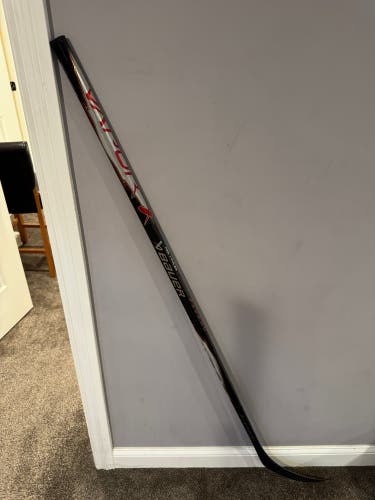 Senior Bauer Flypro Right Hand Hockey Stick P28 77 Flex (New)