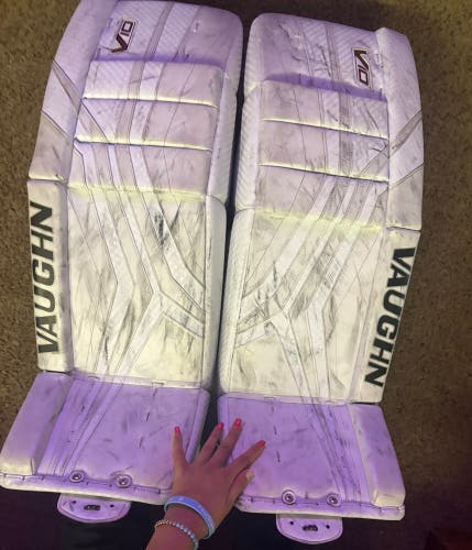 32" Vaughn V10 Goalie Leg Pads (Used)