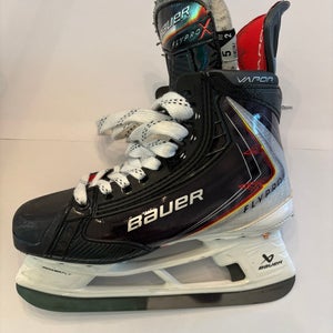 2025 Bauer Vapor Flypro Hockey Skates Size 5 Fit 2 (Used)