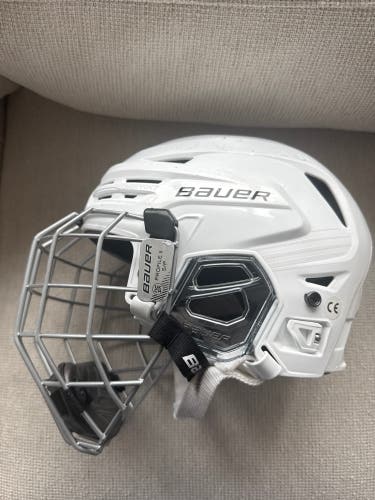 Small Bauer Re-Akt 85 Helmet (Used)