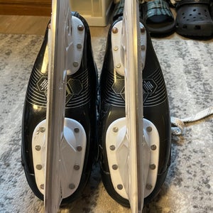 Black/White 2024 True Catalyst Lite Hockey Skates Regular Width Size 5.5 (Used)