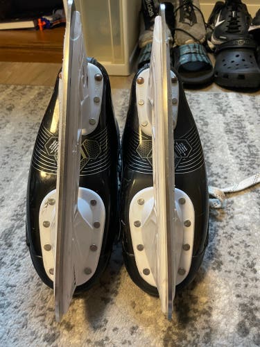 Black/White 2024 True Catalyst Lite Hockey Skates Regular Width Size 5.5 (Used)