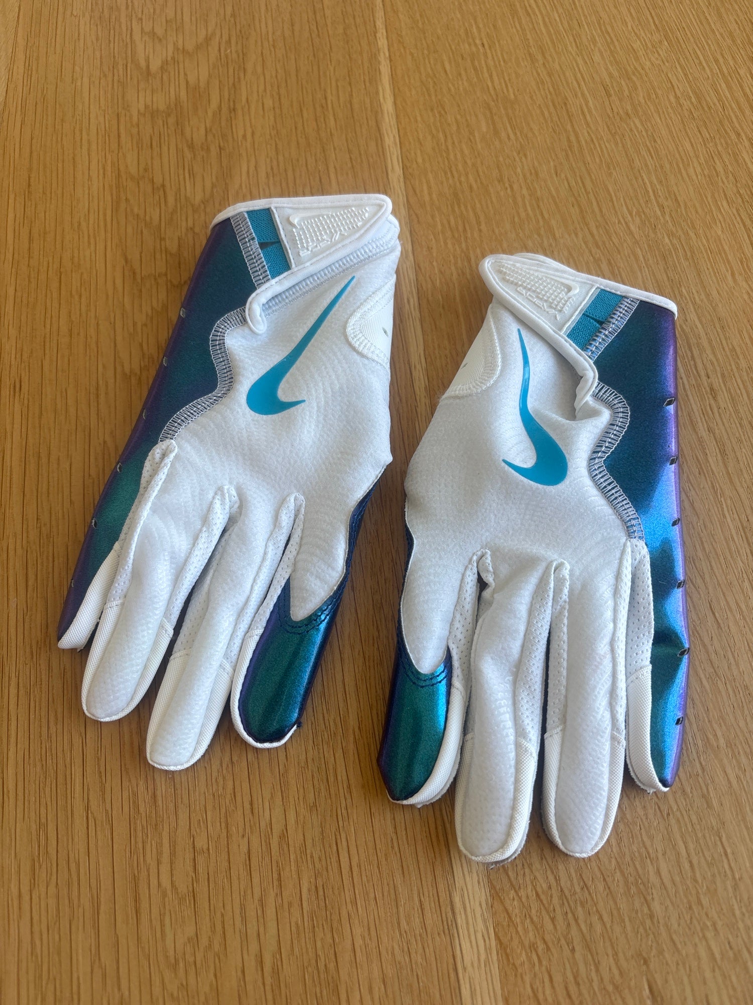 セール‼️NIKE VAPOR JET 8.0 GLOVE IRIDESCENT Medium Adult Nike Vapor jet 8.0 Gloves Iridescent (New