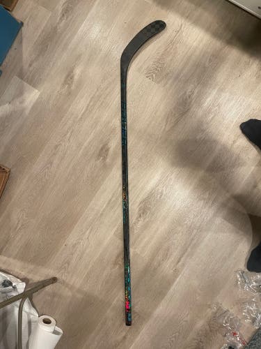 Youth Bauer Twitch Left Hand Hockey Stick P92 40 Flex (Used) (no end cap)