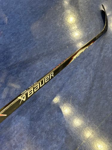 Senior Bauer Flypro Hockey Stick | RH P28