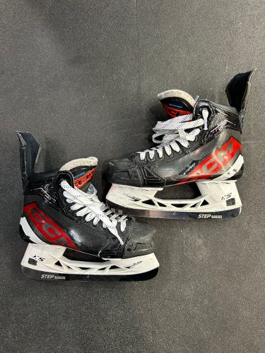 Intermediate CCM JetSpeed FT680 Hockey Skates | Size 6.5