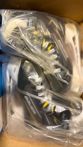 2024 Bauer Supreme M40 Hockey Skates Regular Width Size 1.5 (New)