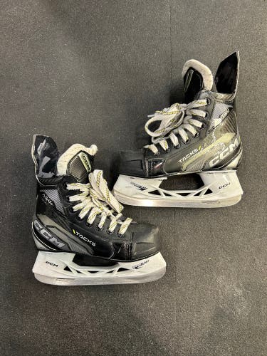 Youth CCM AS-V Hockey Skates | Size Y13
