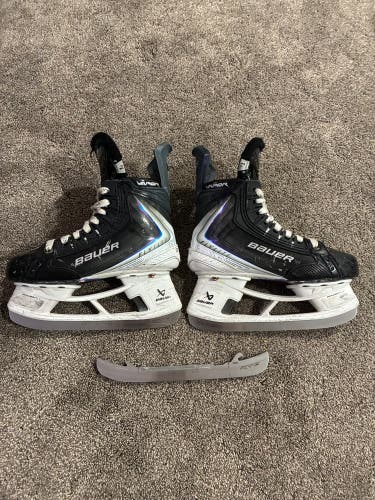 2025 Bauer Vapor Flylite Hockey Skates Regular Width Size 1.5 (Used)