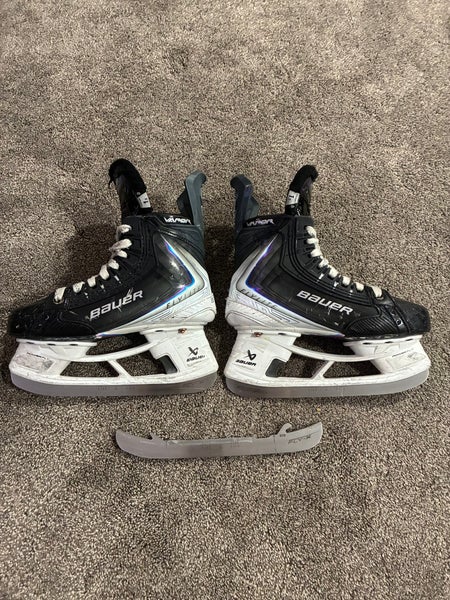 2025 Bauer Vapor Flylite Hockey Skates Regular Width Size 1.5 (Used)