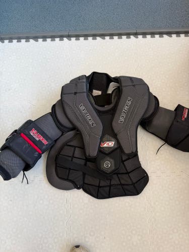Senior Large Vaughn Velocity V10 Pro Carbon Goalie Chest Protector (Used)