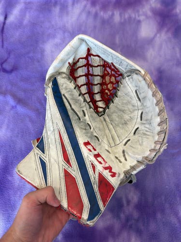 Red Senior CCM Extreme Flex 4.5 Goalie Glove Regular (Used)