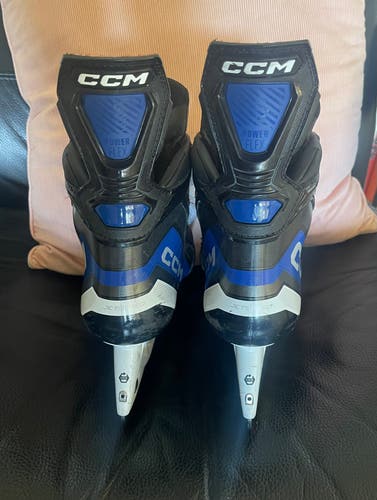 White/Blue CCM JetSpeed XTRA PLUS Hockey Skates Regular Width Size 4.5 (Used)