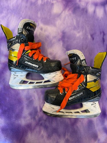 Junior Bauer Supreme 3S Hockey Skates Regular Width Size 1 (Used)
