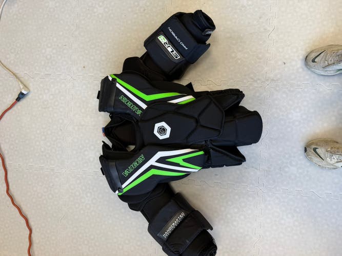 Senior Small Vaughn SLR4 Pro Carbon Goalie Chest Protector (Used)