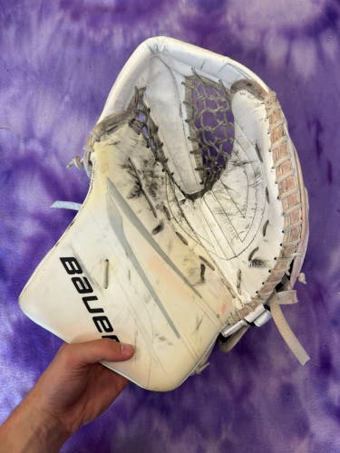 White Senior Bauer Vapor V90 Goalie Glove Regular (Used)