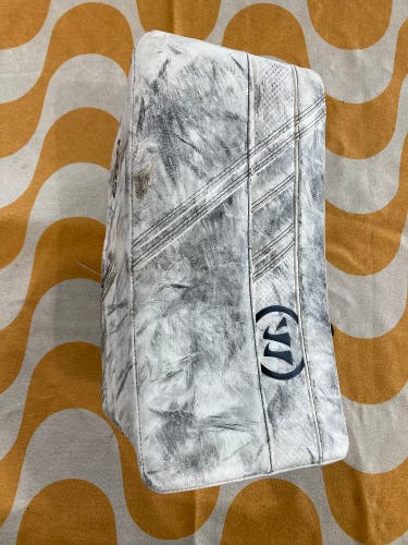 White Intermediate Warrior Ritual G5 Goalie Blocker Regular (Used)