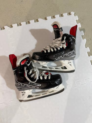 Bauer Vapor Hockey Skates Size 4.5 (Used)