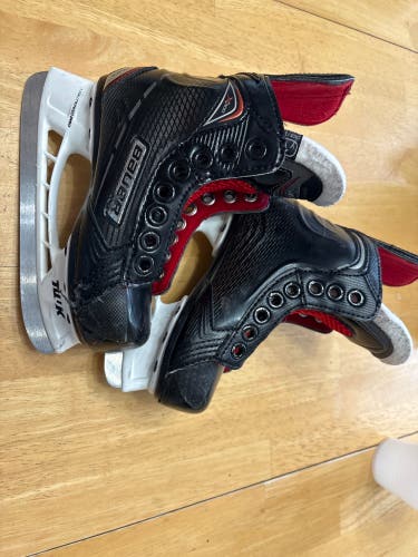 2017 Bauer Vapor X500 Hockey Skates Regular Width 10 (Used)