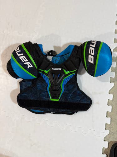 Medium Junior Bauer X Shoulder Pads (Used)