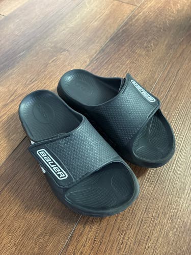 Black Unisex 4Y (Big Kids / Youth) Youth Oofos Sandals (Used)