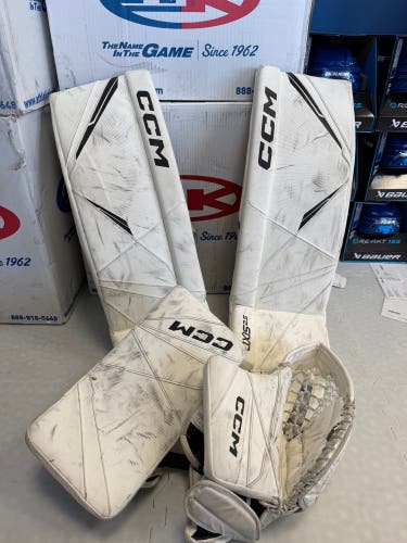 White 28" Junior CCM Axis 2.5 Goalie Full Set Regular (Used)