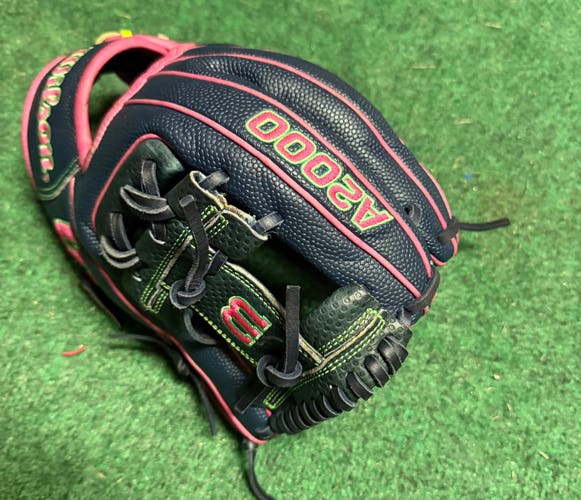 Wilson RH A2000 Baseball Glove 11.5" broken in barely used.