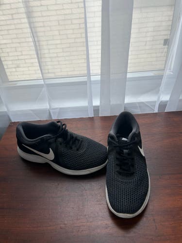 Black Women's Size M 7.0 (W 8.0) Adult Nike Shoes (Used)