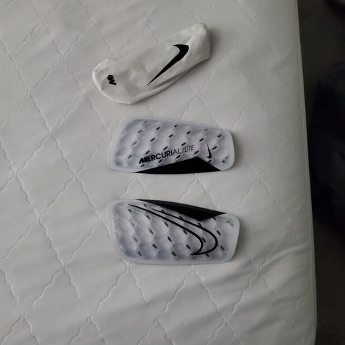 Unisex Small Nike Mercurial lite Shin Guards (Used)