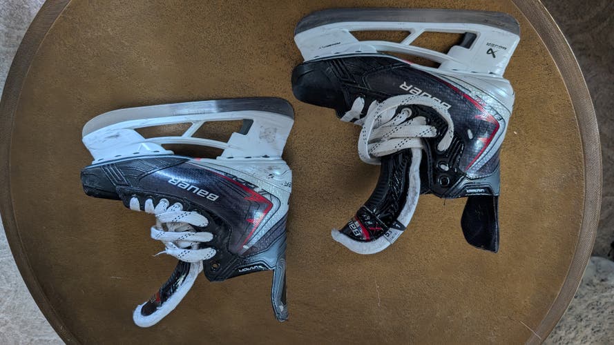 Black 2026 Bauer Vapor Fly40 Hockey Skates Regular Width Size 5.5 (Used)