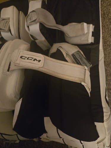 CCM AXIS 2.9 leg pads