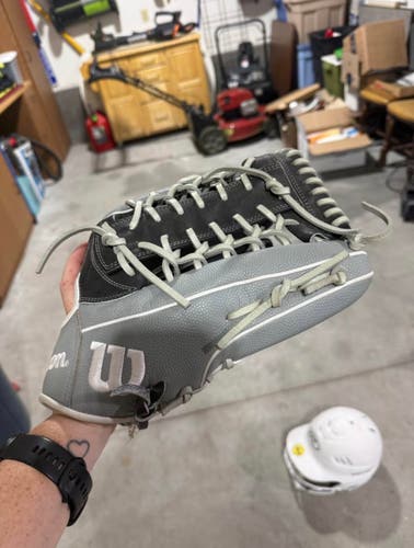 Wilson A2000 RH Outfield Softball Glove 12.5" (New)