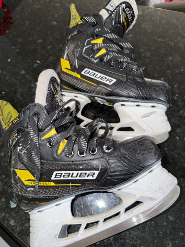 2022 Bauer Supreme M4 Hockey Skates Regular Width Size 1 (Used)