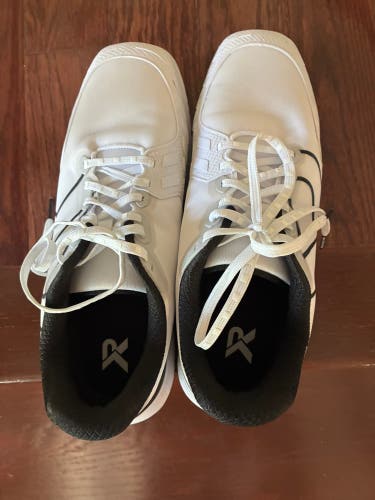 White Men's Size M 10.0 Adult Shoes (Used)