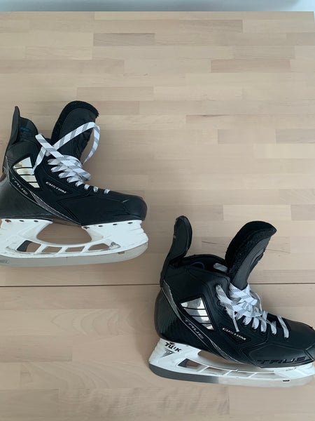 Black 2022 True Pro Custom Hockey Skates Regular Width 9 (Used)