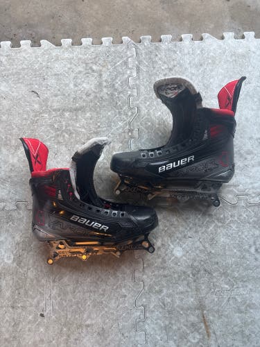 2023 Bauer Vapor X5 Pro Hockey Skates Regular Width 10 (Used)