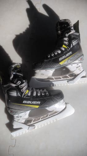 Black/Yellow 2024 Bauer Vapor 4 Hockey Skates Regular Width Size 2.5 (Used)