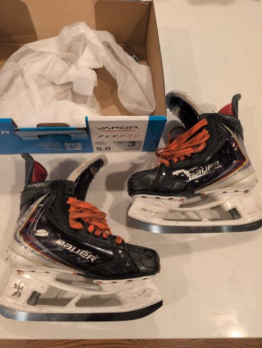 Bauer Vapor Flypro Hockey Skates Size 5, Fit 3