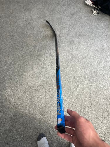 Junior Bauer Nexus Sync Right Handed Hockey Stick P28 50 Flex (Used) READ DESCRIPTION