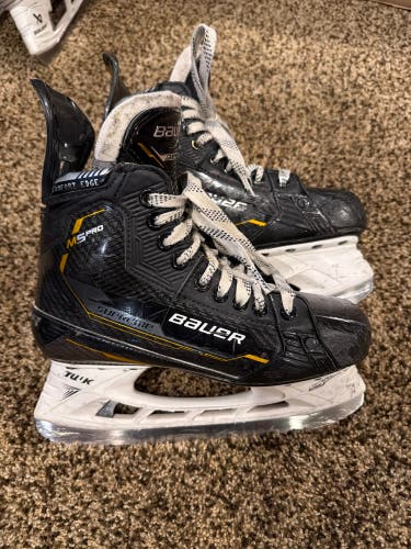 2022 Bauer Supreme M5 Pro Hockey Skates Size 5.5 (Used)