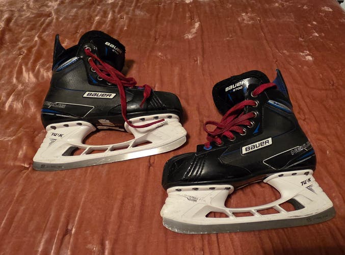 Bauer Nexus N2700 Hockey Skates Size 5 (Used)