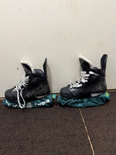 Black 2023 CCM JetSpeed FT675 Hockey Skates Regular Width 6.5 (Used)