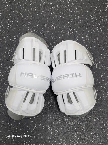 Used Maverik MAVERIK MAX Lacrosse Arm Pads/Guards White Senior 11849-S000042137