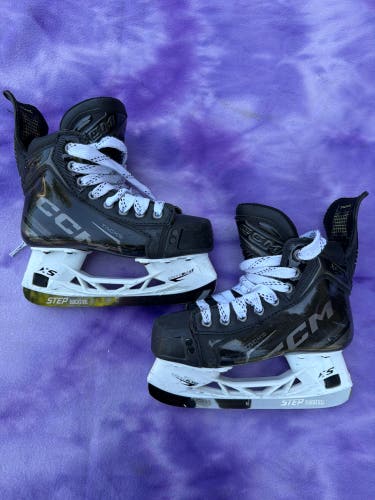 Junior CCM Tacks XF Pro Hockey Skates Regular Width Size 1.5 (Used)