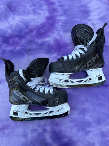 Junior CCM Tacks XF Pro Hockey Skates Regular Width Size 1 (Used)