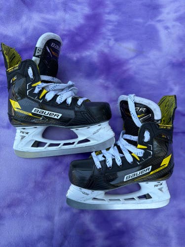 Junior Bauer Supreme M4 Hockey Skates Regular Width Size 2.5 (Used)