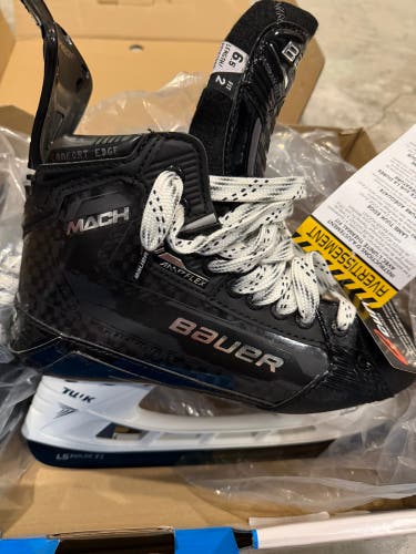 Black 2022 Bauer Supreme Mach Hockey Skates Regular Width 6.5 (New)