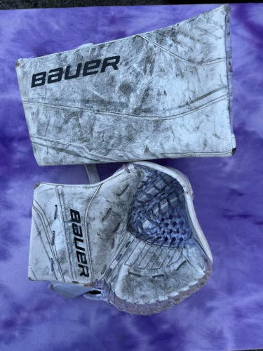 White Junior Bauer GSX Goalie Gloves & Blockers Regular (Used)