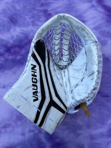 White Senior Vaughn Velocity V10 Pro Goalie Glove Regular (Used)